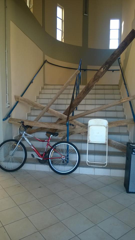 Corredores e escadas foram bloqueados dentro da universidade (Foto: Reprodução)